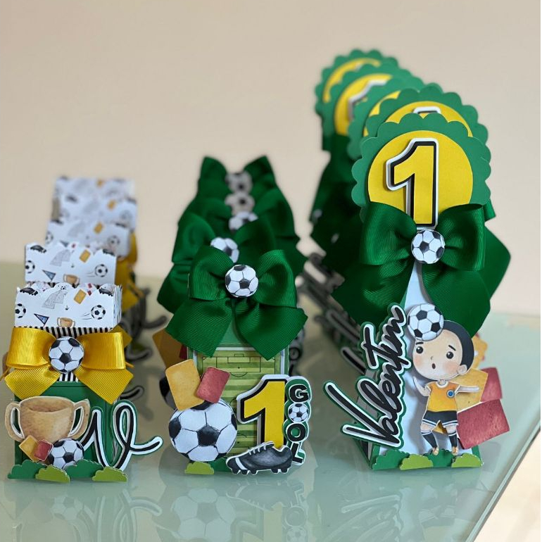 Lembrancinha Personalizado Kit Clássico Futebol |MONTADO, C/ LAÇO  E COM TAG 3D/ Caixinhas