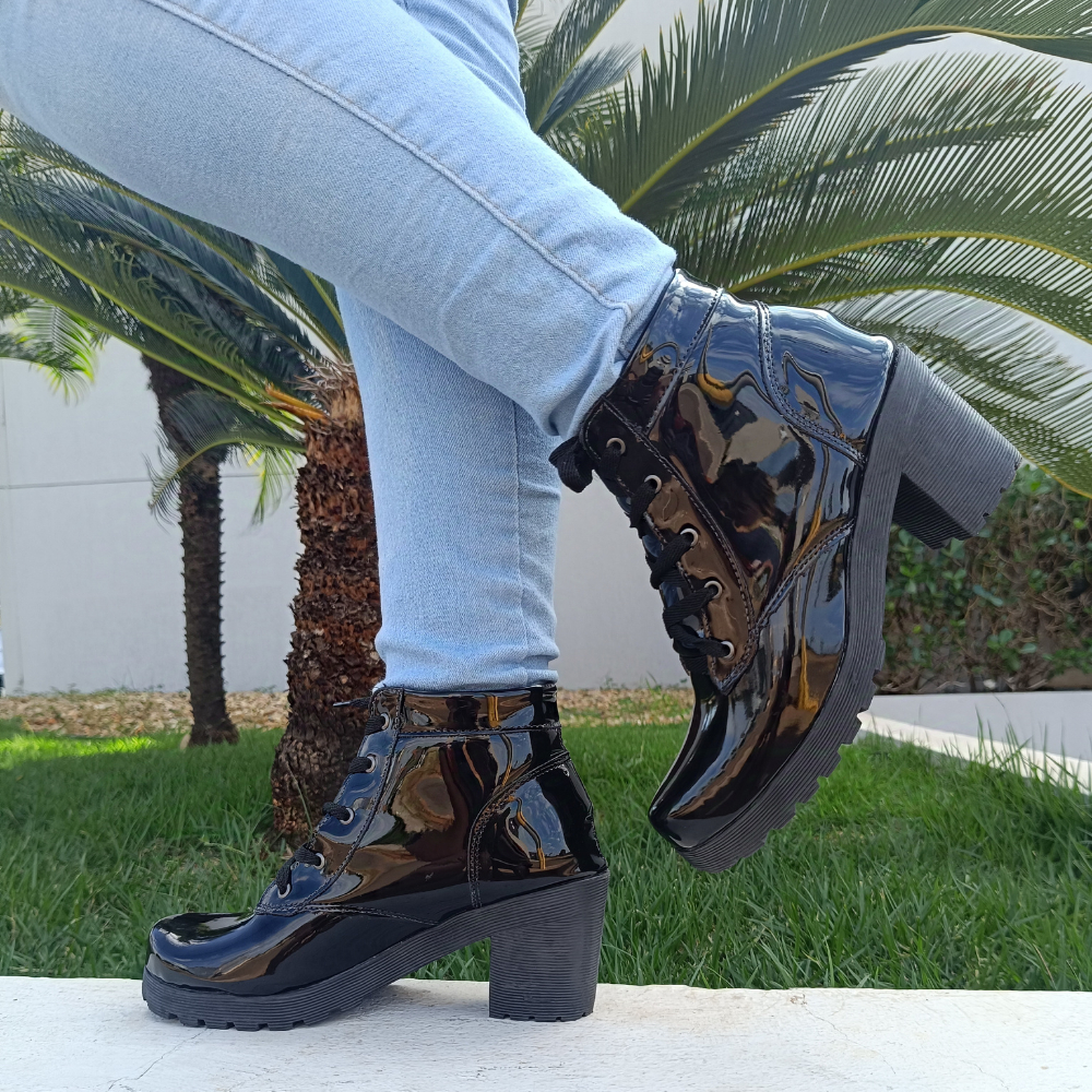 Botinha Coturno Feminina Verniz Preto – Cano Curto com Salto Baixo Grosso e Sola Tratorada