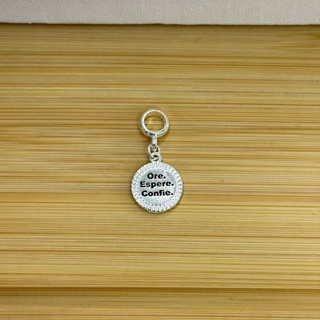 Berloque frase “Ore, Espere, Confie” - Banhado a prata, com garantia em Oferta na Shopee