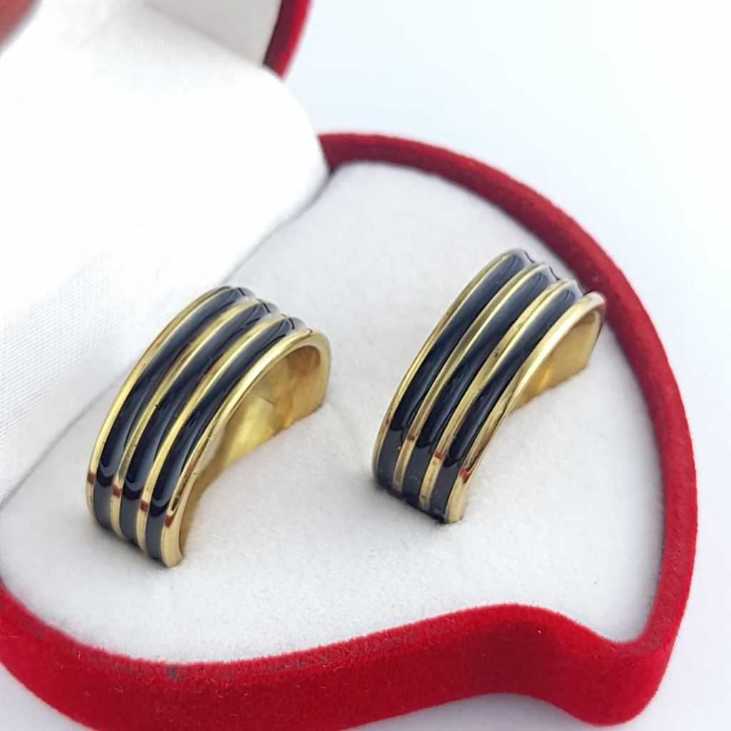 Par de Aliança Masculina Feminina Reta com Friso Preta e Dourada 8mm Compromisso Noivado Casamento
