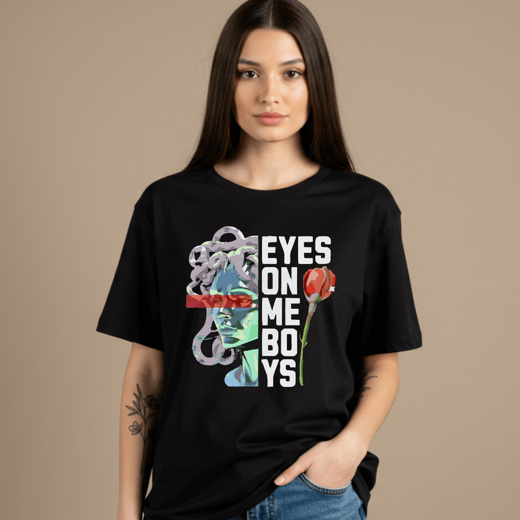 Camiseta Feminina Estilo Medusa Criativa com Frase Ilustrada Oversized Moderna