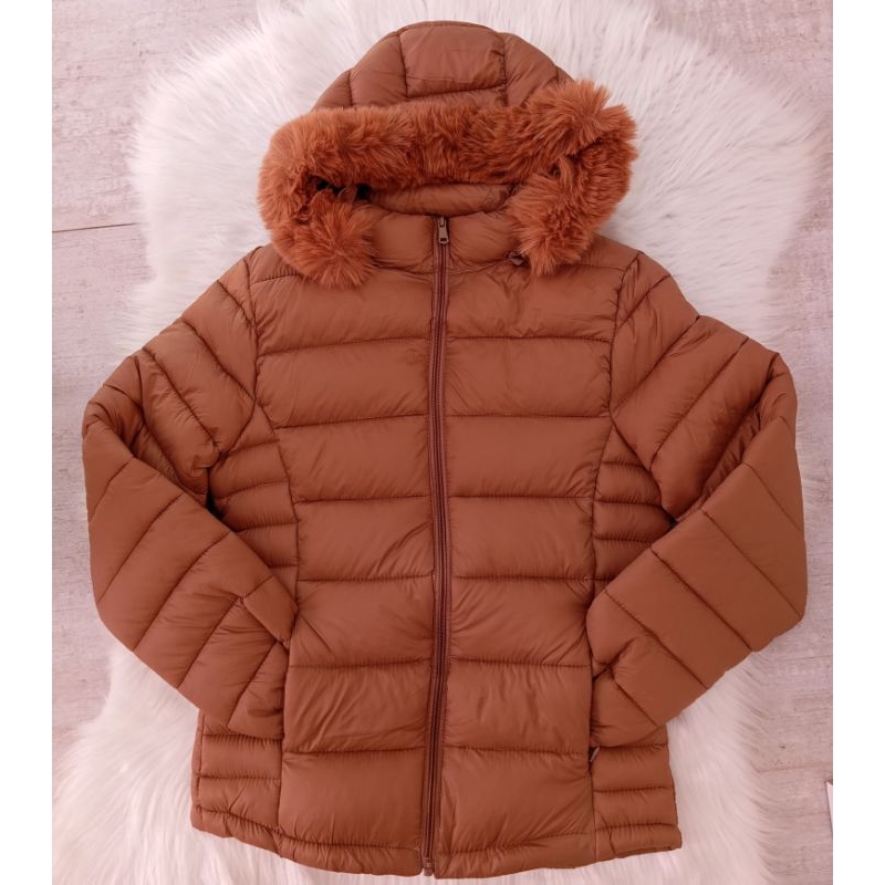Jaqueta Feminina Puffer com Capuz de Pelúcia – Marrom Caramelo