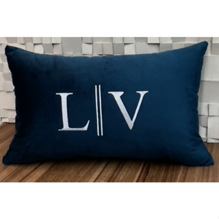 Almofada com 2 Iniciais Bordada Personalizada em Linho ou Veludo, com Enchimento 50x30cm em Oferta na Shopee