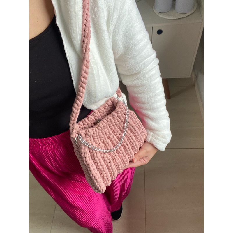 Bolsa de Crochê Fio de Malha –Estilo Boho Moderna, Pequena e Sofisticada Feita à Mão com Amor