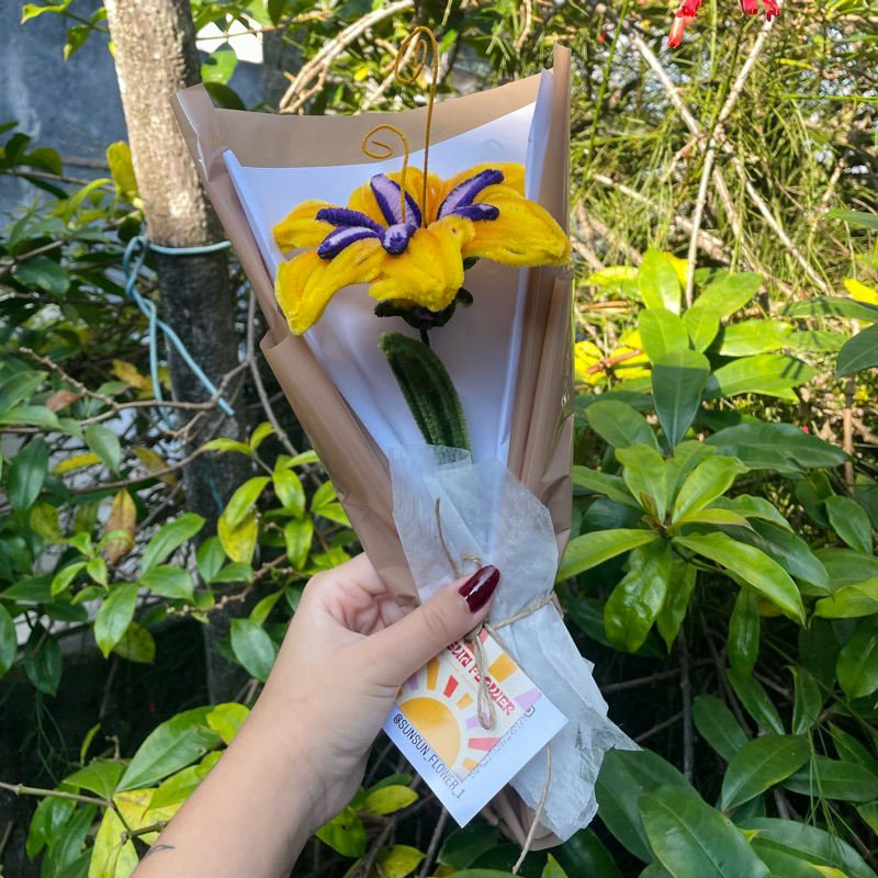 Flor rapunzel lirio amarelo flor presente casal — imagem 2 de 2