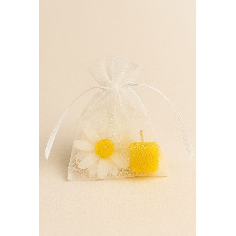 lembrancinha vela aromática margarida e letra com saquinho de organza, lembrancinha margarida vela aromatica