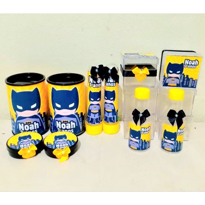 kit com 50 lembrancinha do Batman cute, cofrinho, tubete, garrafa,  caixinha e latinha