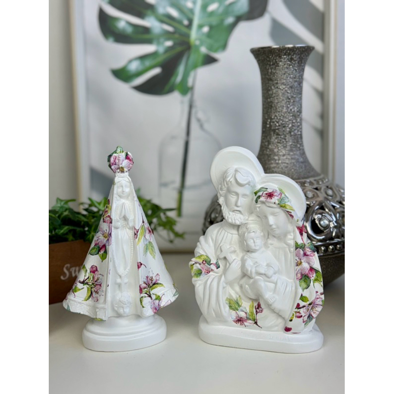 kit nossa senhora aparecida 20cm + sagrada família 20cm flor roxa verde branco gesso presente lembrancinha