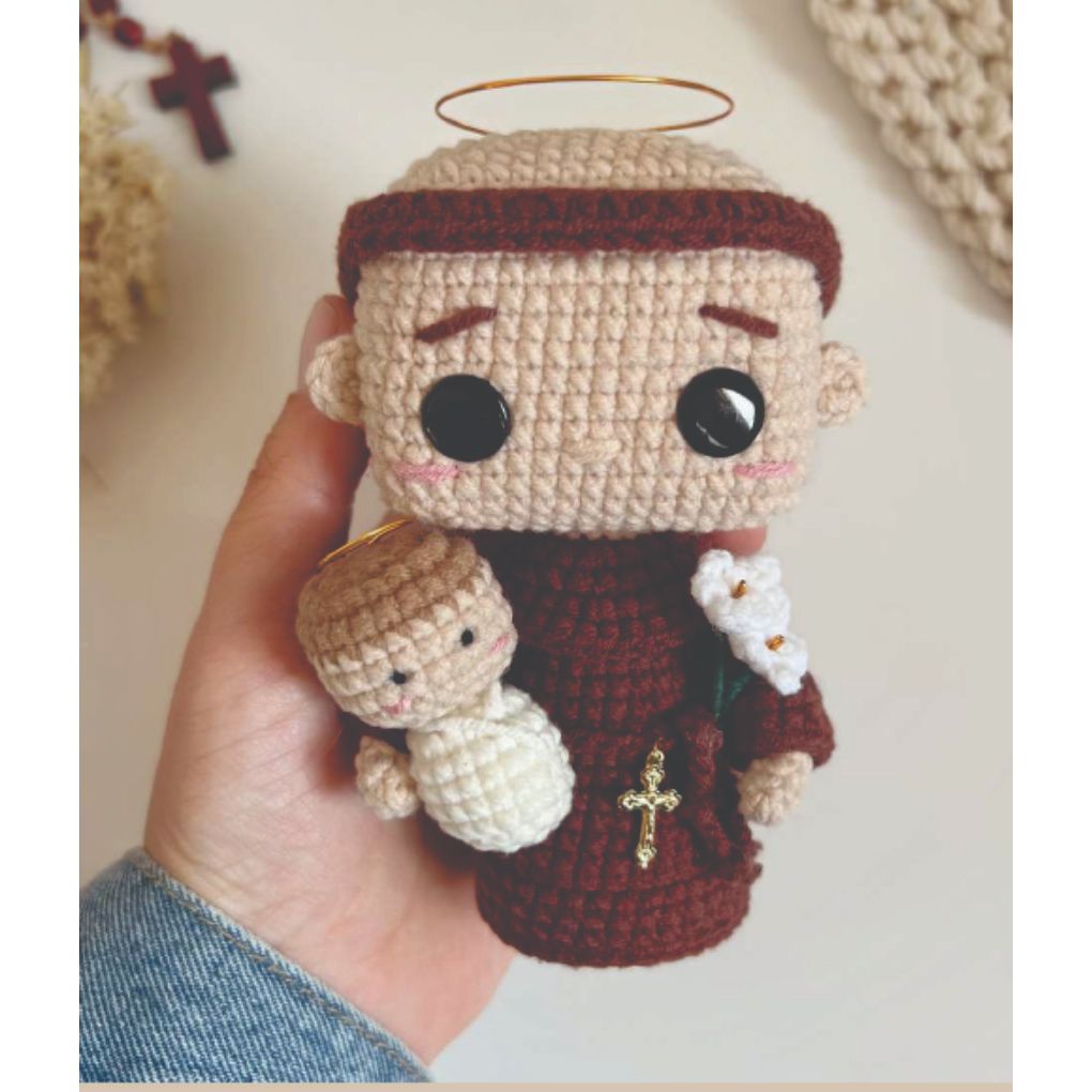 Personagem Santo Antônio em Amigurumi - 15cm