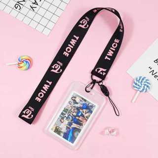 Chaveiro com Cordão e Porta Crachá Twice em Oferta na Shopee