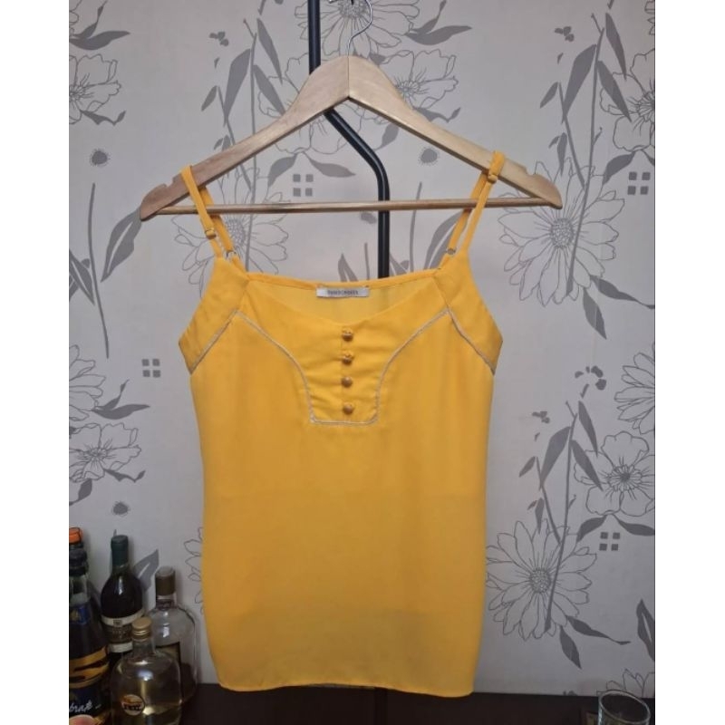 Blusa gema com alcinhas reguláveis e botões decorativos tamanho M