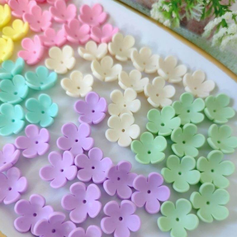 Flores de biscuit para acabamento ( 50 unidades)1cm, aramados em Oferta na Shopee