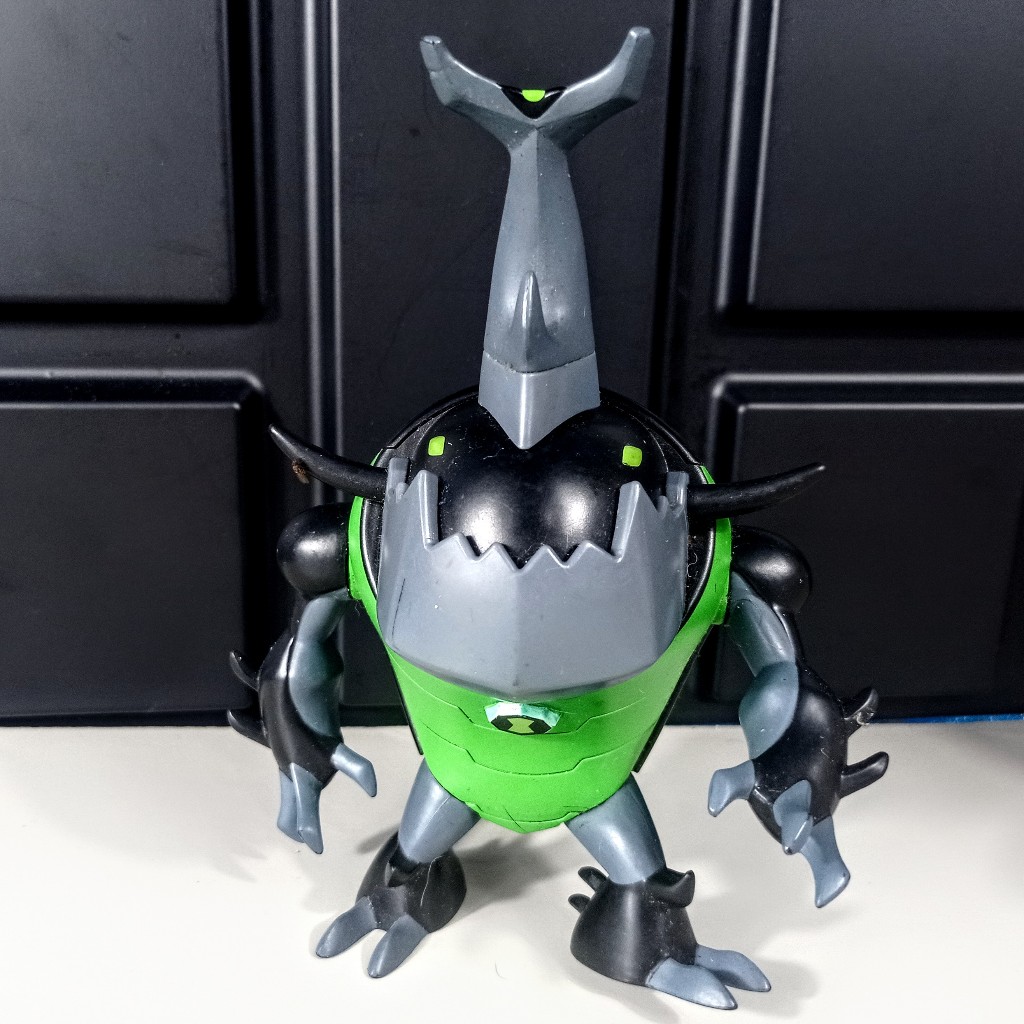 Boneco Besouro Ben 10 Omniverse