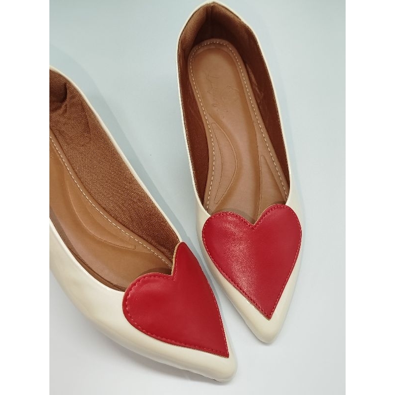 Sapatilha feminina bico fino off white com coração.