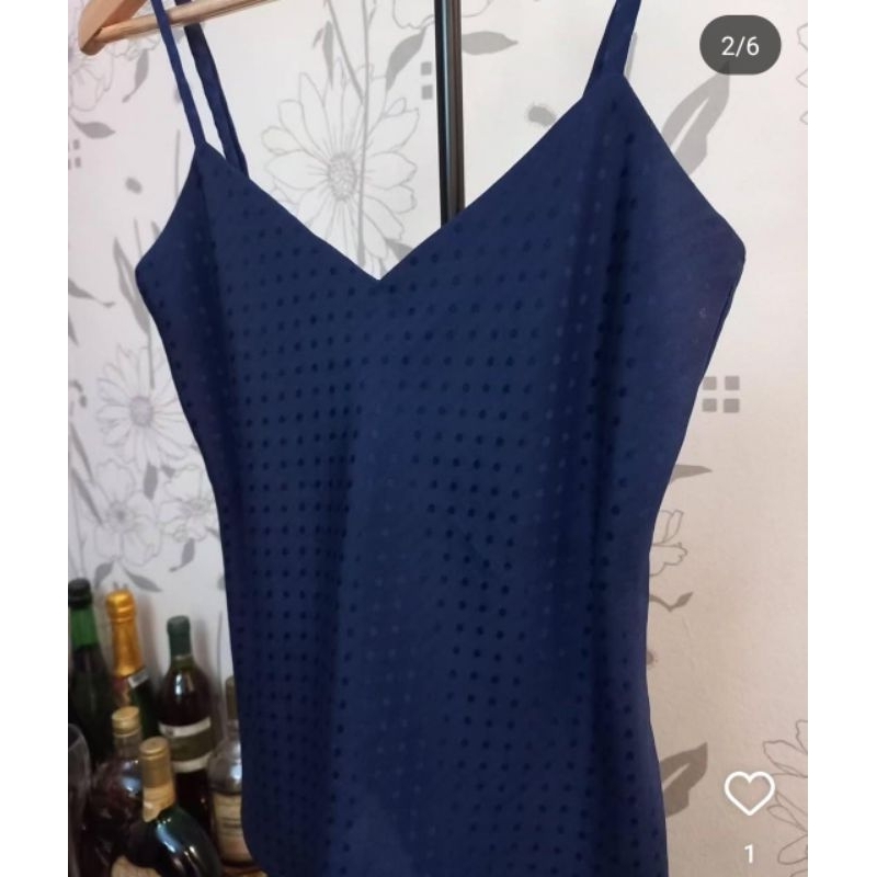 Blusa com alcinhas reguláveis e tecido acetinado. Tamanho P