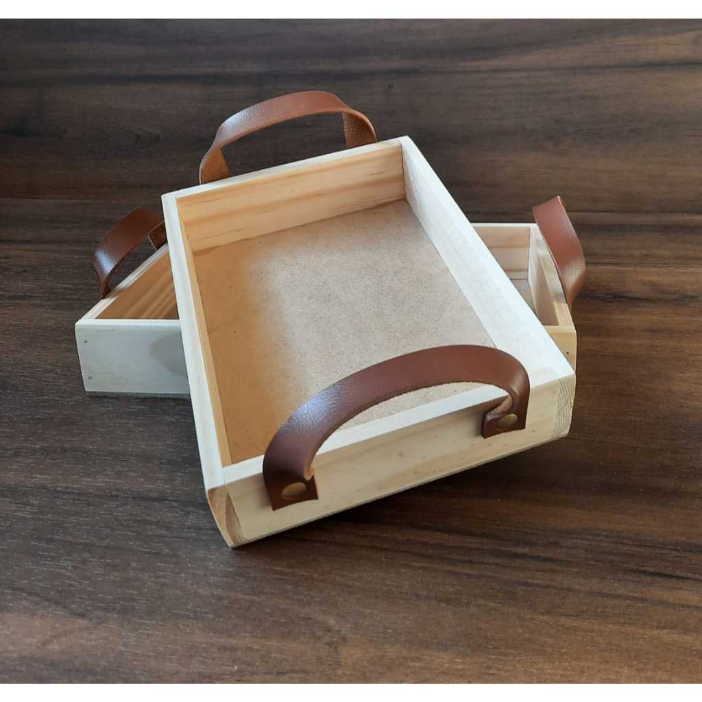 ENVIO IMEDIATO Bandeja Milão em madeira Pinus + alça em couro caramelo - Cestas de café e presente em Oferta na Shopee