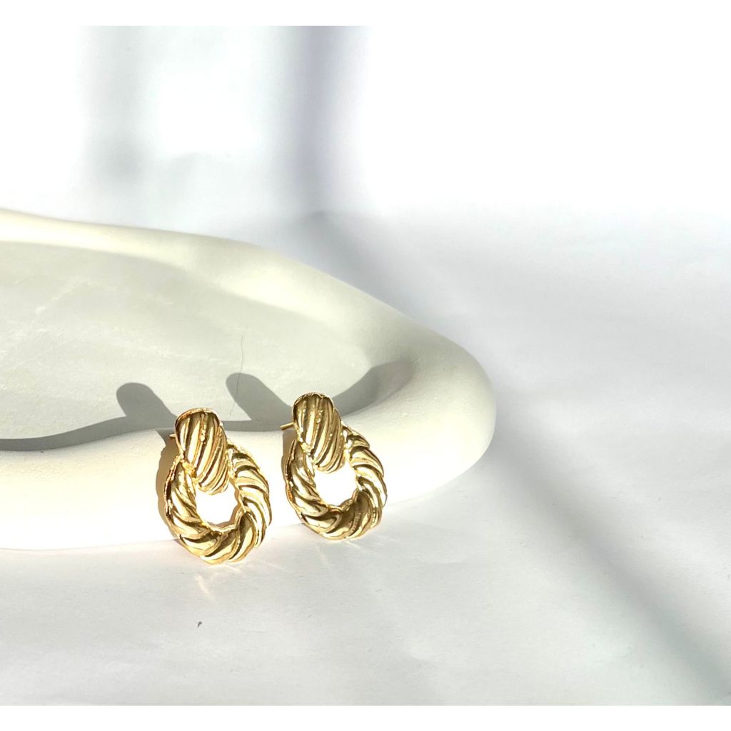 BRINCO ARGOLA CHAPINHA TORCIDA BANHADA A OURO 18K