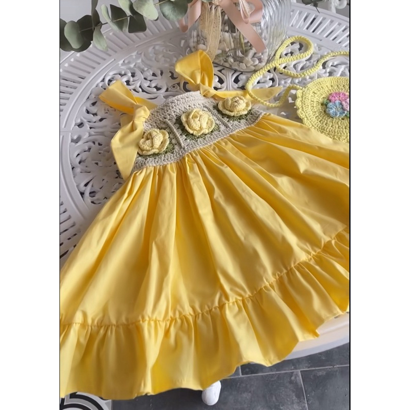 vestido Anna de crochê e tecido liso, e bolsinha  de crochê
