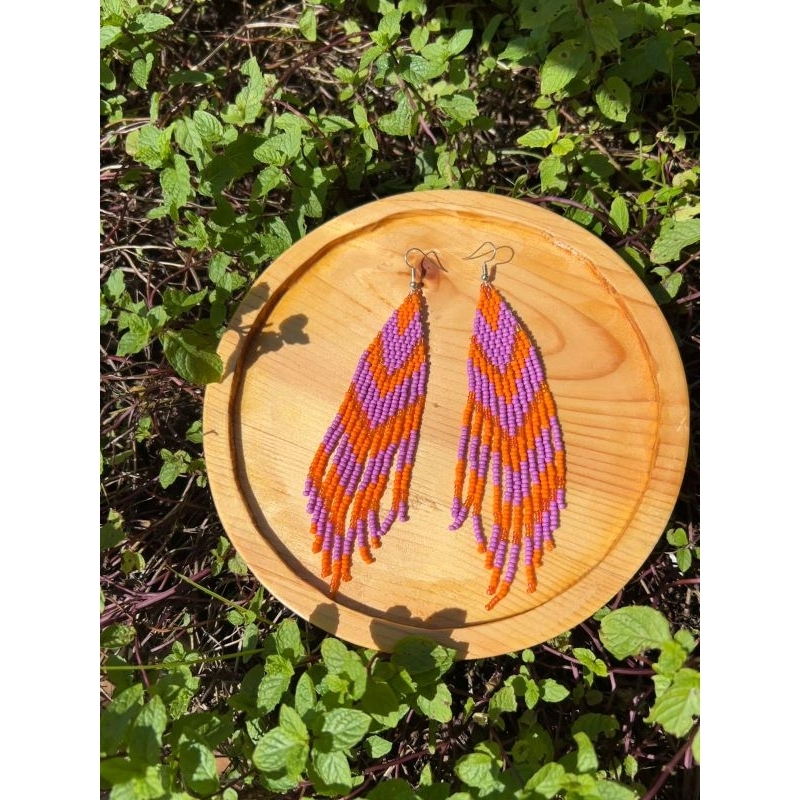 ✨ Brinco artesanal de miçangas  cores vibrantes. em Oferta na Shopee