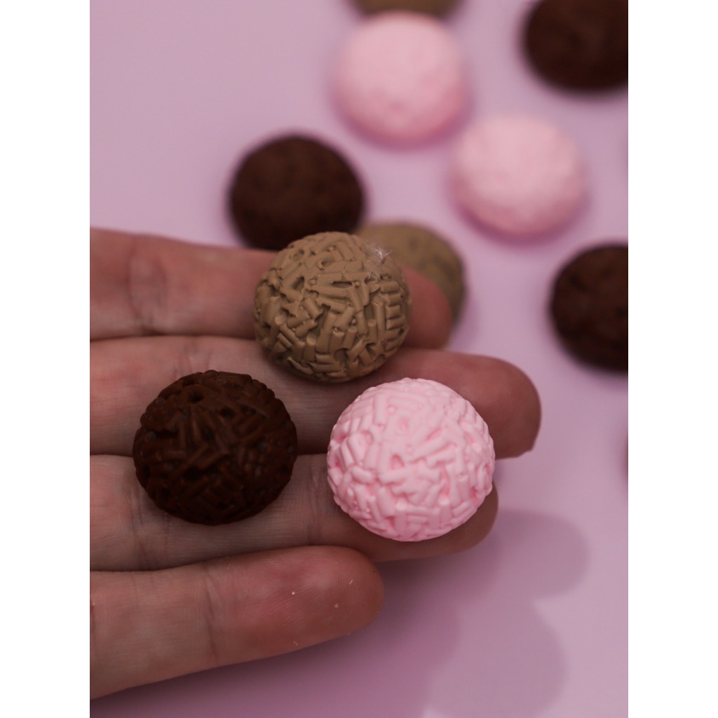 Aplique de brigadeiro - NAPOLITANO - aplique em biscuit - miniatura brigadeiro