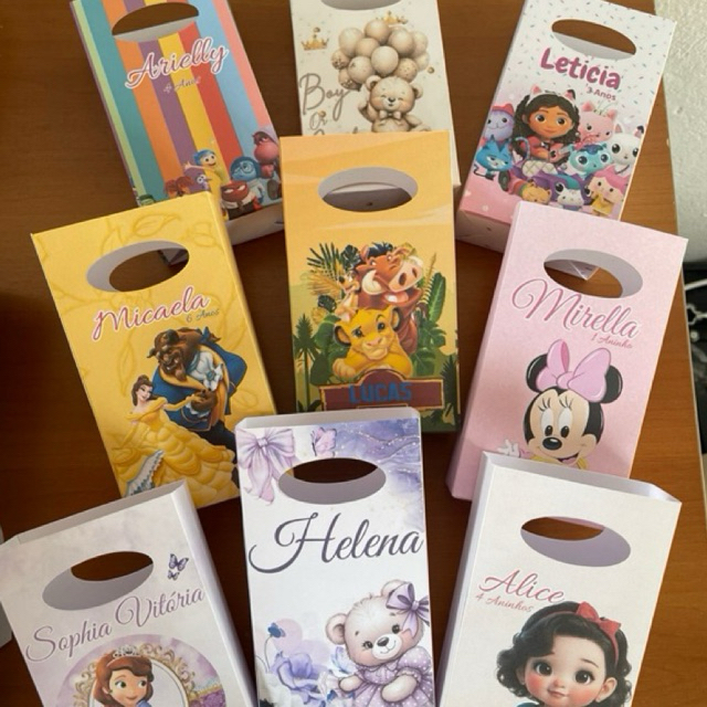 Sacolinha surpresa personalizada festa infantil qualquer tema pegue e montee em Oferta na Shopee