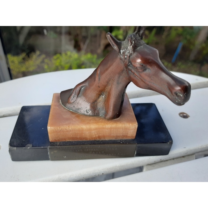 Escultura antiga representando cavalo em bronze antigo e mármore enfeite de mesa antigo cavalo antigo