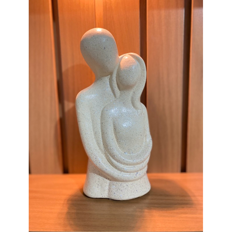 ESCULTURA DECORAÇÃO SALA QUARTO CASAL APAIXONADO COR BEJE COM PINGADO DE LUXO E ELEGANTE em Oferta na Shopee
