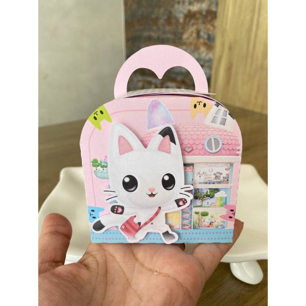 LEMBRANCINHA CAIXA MALETINHA A CASA MÁGICA DA GABBY PERSONALIZADA COM APLIQUE PEGUE E MONTE. LEMBRANCINHA FESTA INFANTIL