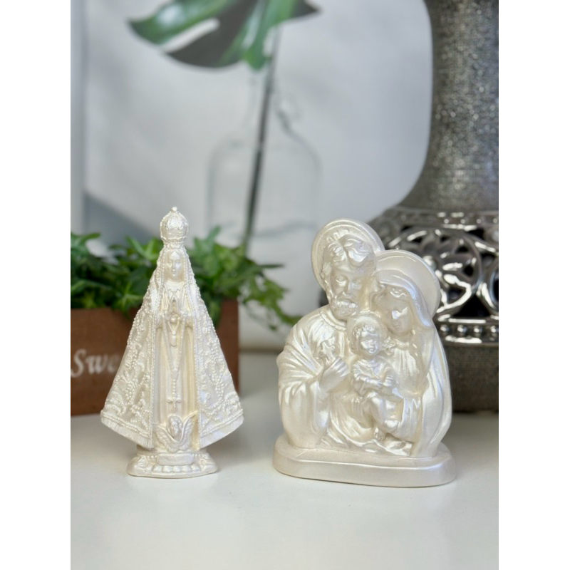 sagrada família 15cm + nossa senhora aparecida 15cm manto bordado branco perolado lembrancinha gesso