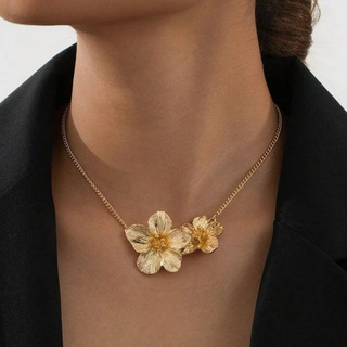 Colar luxuoso de flores douradas para mulheres elegantes, banhado a ouro 18K, hipoalergênico em Oferta na Shopee