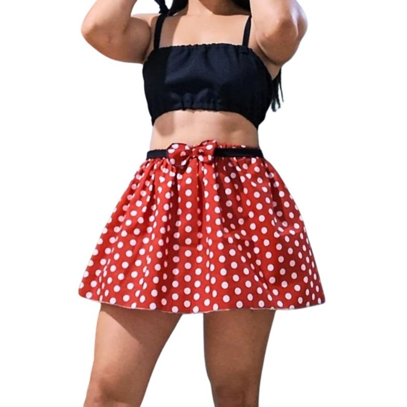Conjunto Feminino Fantasia Minnie Poá Vermelho – Cropped Preto + Saia Rodada Cintura Elástica com Laço | Festa Junina