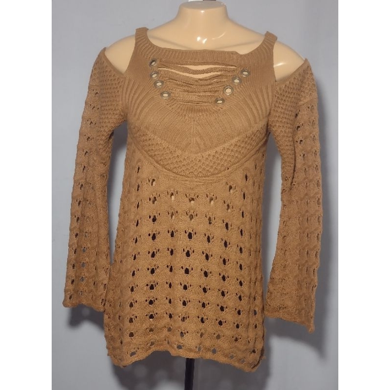 Blusa  Boho Chic em tricô com ilhós e ombro a mostra veste M [VER MEDIDAS NA DESCRIÇÃO]