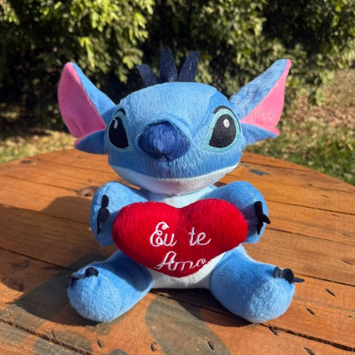 Boneco De Pelúcia Bicho Stitch 25cm Com Coração Eu Te Amo - Presente dia dos Namorados em Oferta na Shopee