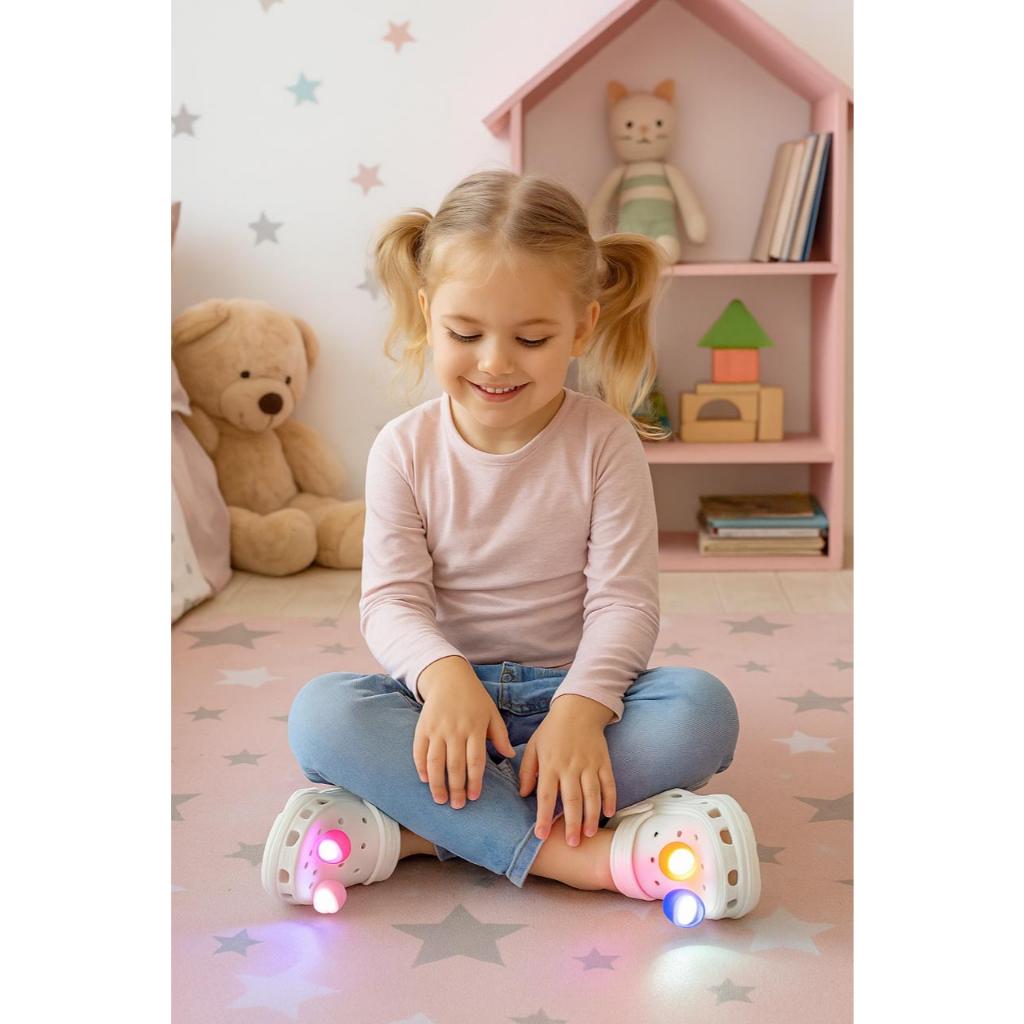 Pingente Farol de LEd para Babuche Sapato Charm Pin Boton Divertido (1 Par) em Oferta na Shopee