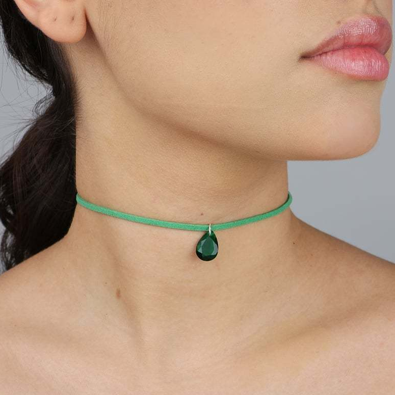 COLAR CHOKER DE COURO CARMURÇA VERDE SEM FECHO 55 CM COM PINGENTE GOTA EM CRISTAL LAPIDADO NA COR VERDE ESMERALDA
