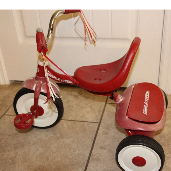 RADIO FLYER TRICICLO VERMELHO COM ENFEITES MANOPLA COMPARTIMENTO TRASEIRO PNEUS BORRACHA ORIGINAL ESTADOS UNIDOS REF