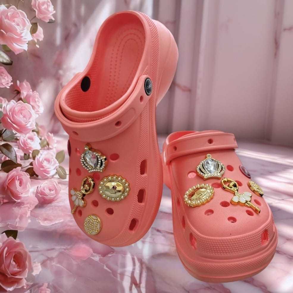 Babuche Feminina Plataforma Estilo Boneca + Pingentes Luxuosos– Conforto e Estilo Que Encantam! 🌟 em Oferta na Shopee