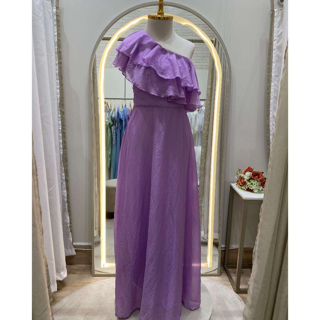 IMPERFEITO - {Olívia} Vestido Longo Nula Manga com Babado Chiffon com Brilho (Lavanda) L509