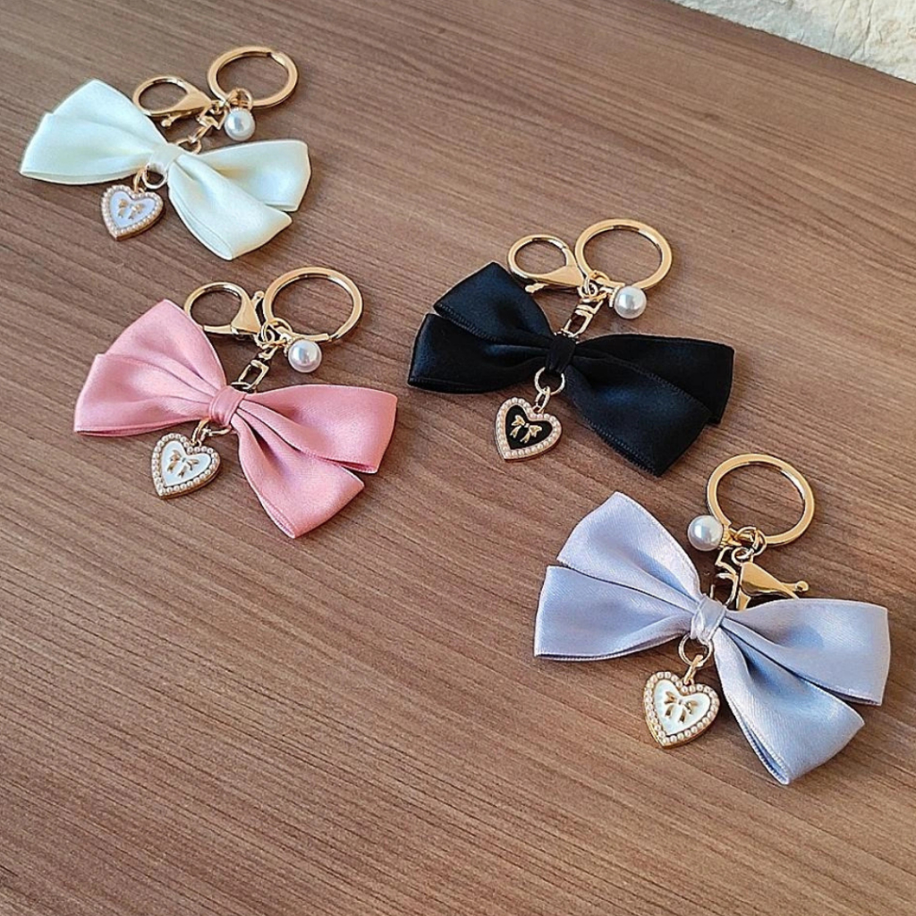 Chaveiro Laço com pingentes de Pérola e Coração em Oferta na Shopee