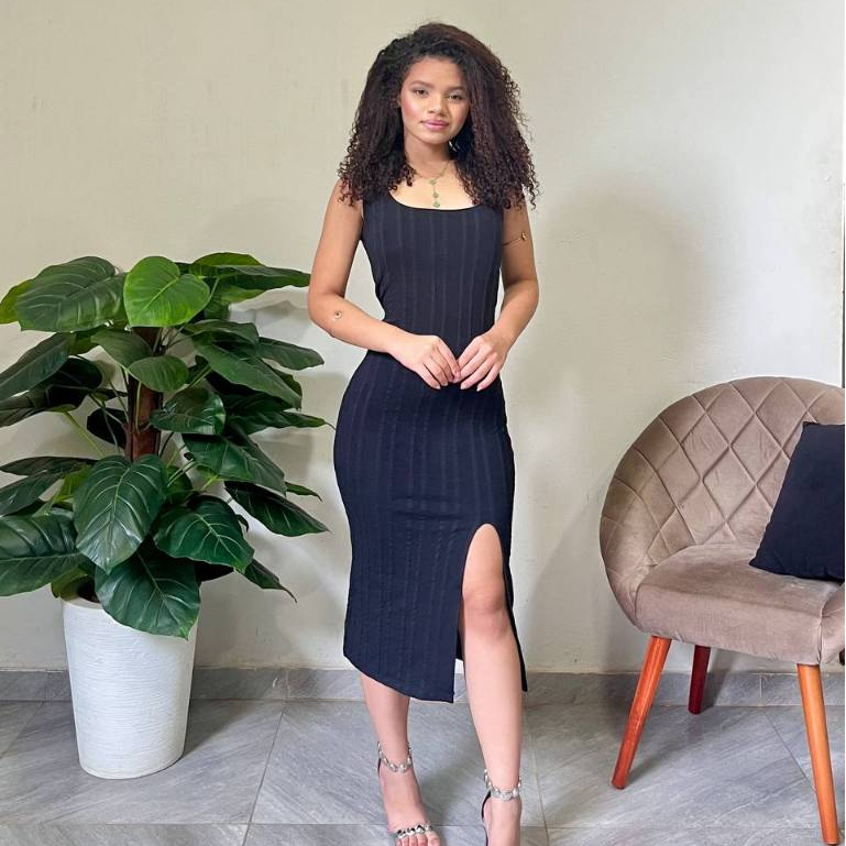 Vestido Midi Canelado Justo Feminino com Alças Largas e Decote Quadrado – Preto