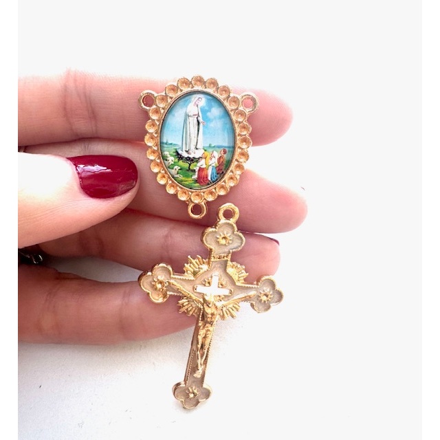 Kit Entremeio Nossa Senhora de Fátima e os Pastorinhos + Cruz Esmaltada (1 Dupla) - BANHO OURO CATAFORÉTICO - Nº292 em Oferta na Shopee