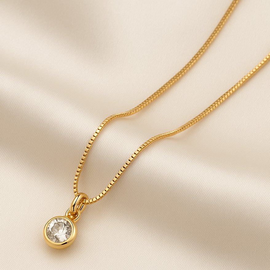 Colar Feminino com Pingente Redondo de Zircônia, Corrente Fina Banhada a Ouro 18k