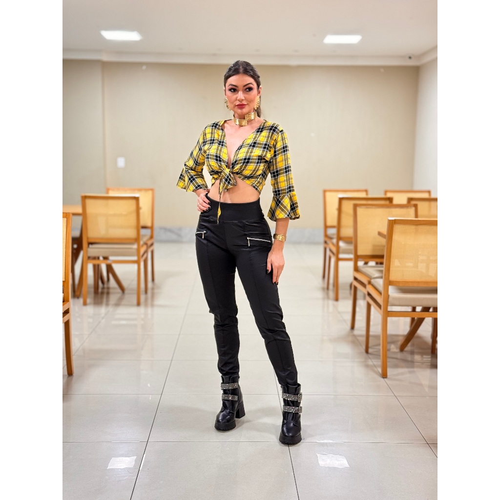 CALÇA LEGGING FEMININA, IMITACÃO COURO SINTETICO  Brilhante    Bolsos falsos    Feminina  Diário    todas