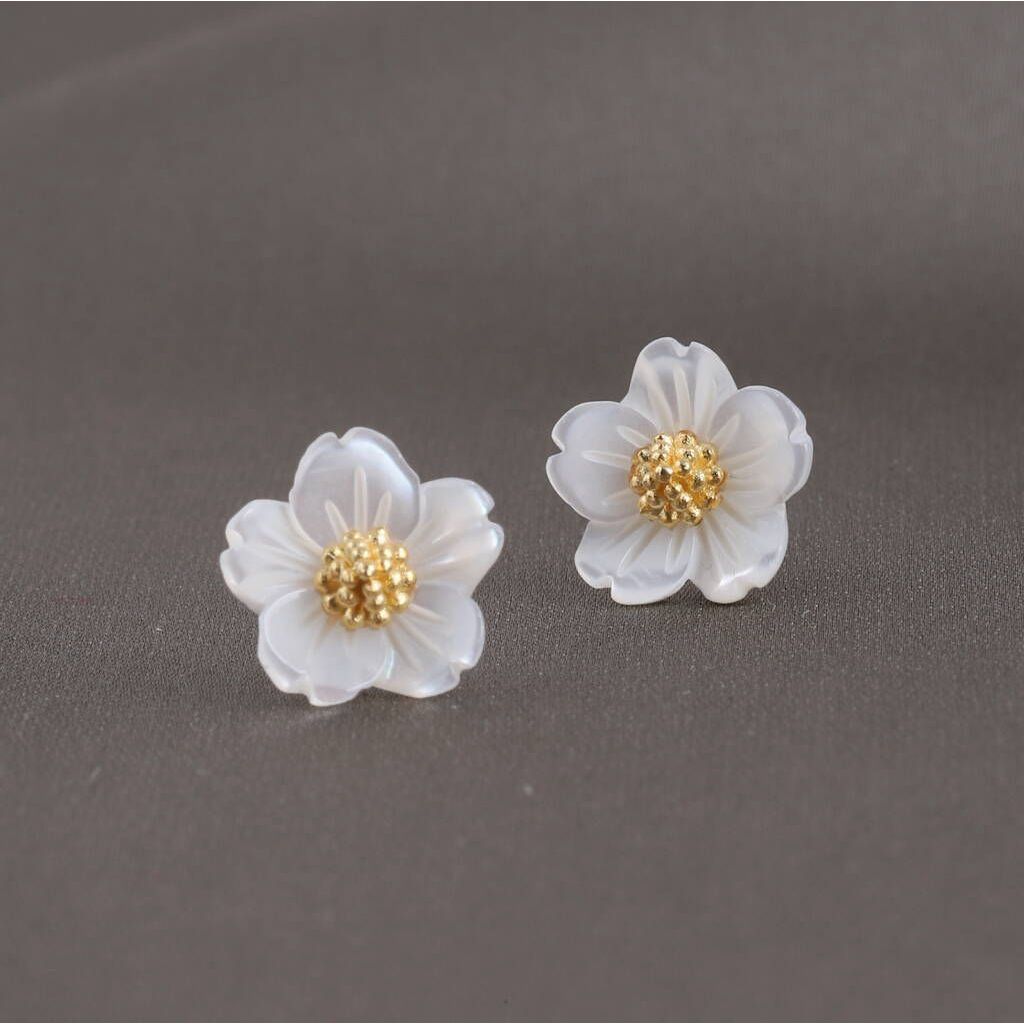 Brinco Feminino Flor Resina Delicado Folheado Minimalista Pra Mulher BR83 em Oferta na Shopee