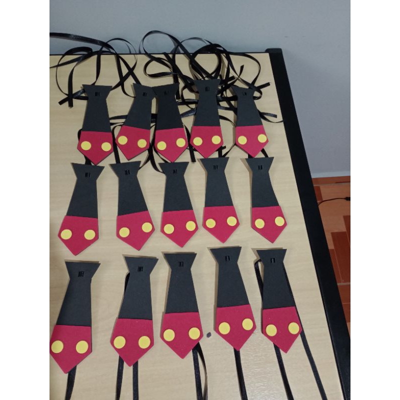 10 Gravatinhas do Mickey em Eva Comprimento 15 X6 cm.