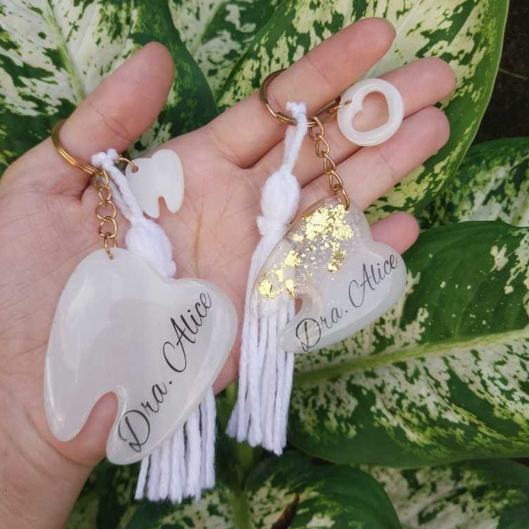 Chaveiro de resina personalizado com formato de dente em Oferta na Shopee
