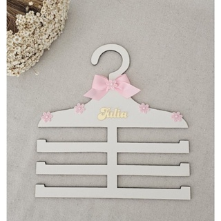 Porta laços de bebê faixinhas de meia de seda ou xuxinhas, em mdf cabide organizador em Oferta na Shopee