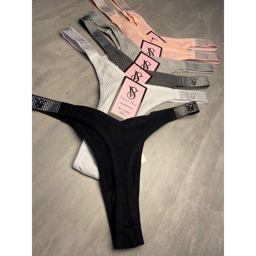Calcinha Victoria canelada fio com detalhe de strass na lateral e simbolo VS