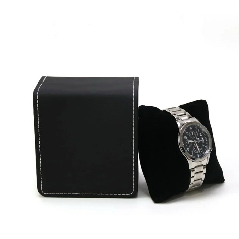 Caixa unitária para relógio em couro sintético.