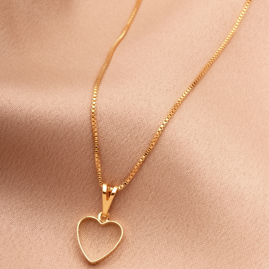 Colar Dourado Feminino Coração Vazado para Namorada ou Presente Especial Folheado